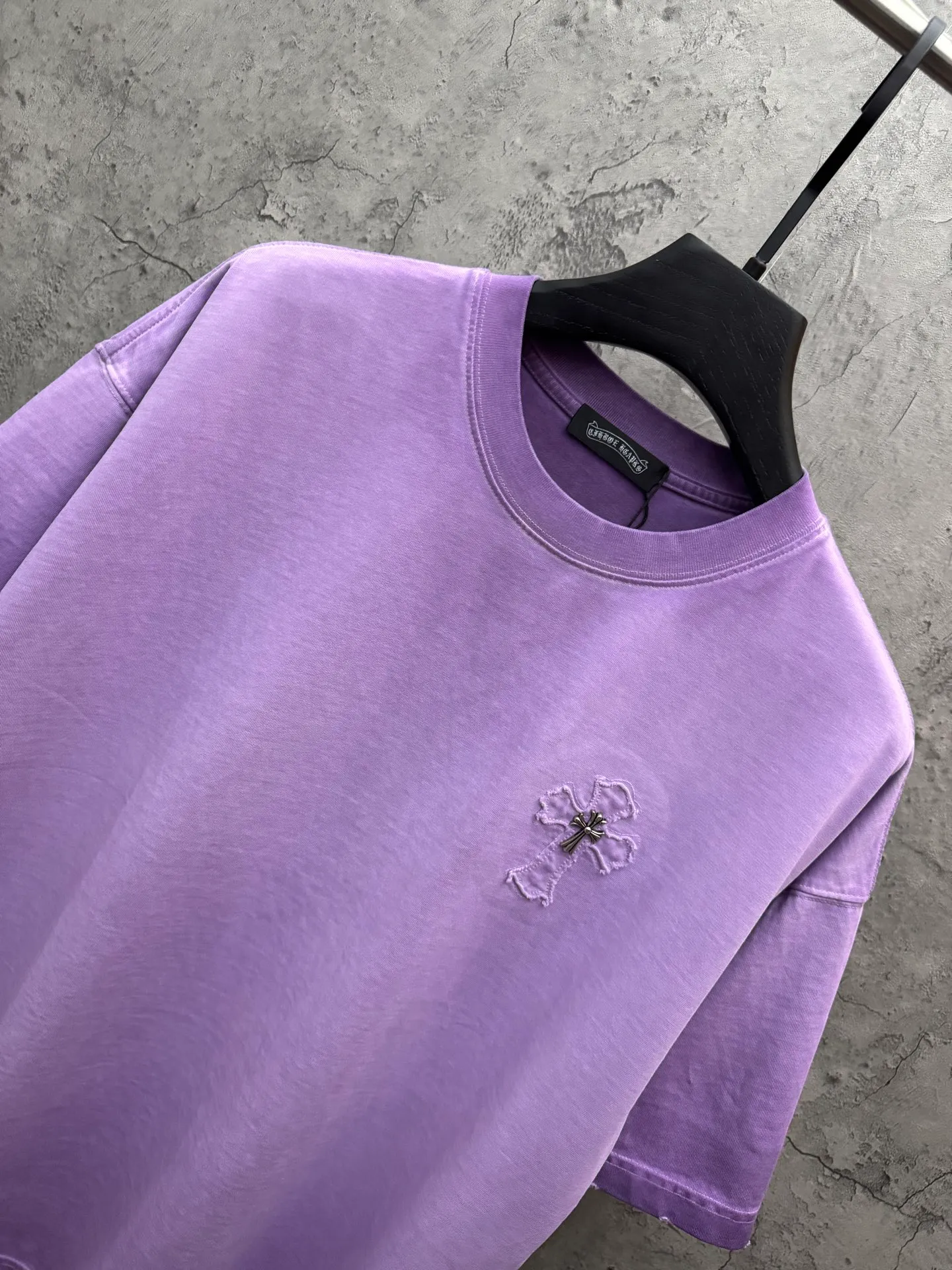 P200 top version, real shot without P, ​​different from market currency) 𝗖𝗵𝗿𝗼𝗺𝗲 𝗛𝗲𝗮𝗿𝘁𝘀/Croxin 2026 spring new original single counter American laser burnt patch embroidered couple short sleeves 👑The highest version! Customized fabric 330g, washed and fried. Best-selling model at the counter. Very comfortable to wear. Accessories: Original molded and authenticated collar label➕100% silk wash label. Genuine purchase-grade original hangtag➕matching hanging rope➕3D hanging beads➕original packaging bag. Craftsmanship: The original version has consistent wiring! The highest version of the armhole matching technique! Color: Khaki Black Rose Red Light Blue Purple Size: S M L XL Style Number: 26-2002